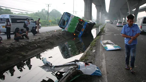 รถบัสเจอ18 ล้อเฉี่ยวพลิกลงข้างทางที่ฉะเชิงเทราเจ็บ 6 ราย