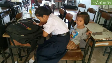 ครูวอนช่วย เด็กม.4แม่ป่วย พ่อไปทำงาน ต้องเลี้ยงน้องในห้องเรียน (คลิป)
