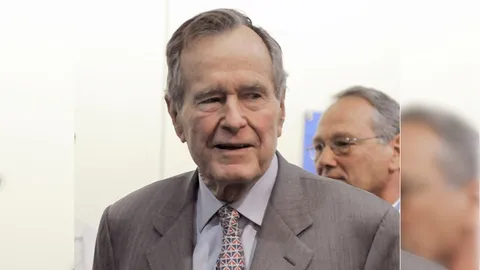 เสียชื่อ! หญิงรายที่ 6 แฉเคยถูกอดีต ปธน.บุช คนพ่อ แอบจับก้นตอนถ่ายรูป