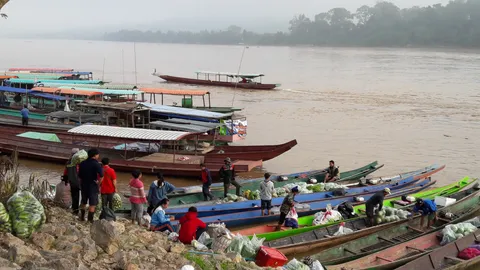 แห่ซื้อเสื้อหนาวแน่นตลาดชายแดน จุดผ่อนปรนบ้านแจมป๋อง หลังอุณหภูมิลดลง