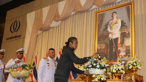 กำลังใจใหญ่หลวง ตูน บอดี้สแลมพร้อมทีมงาน รับมอบของพระราชทาน ในหลวง ร.10