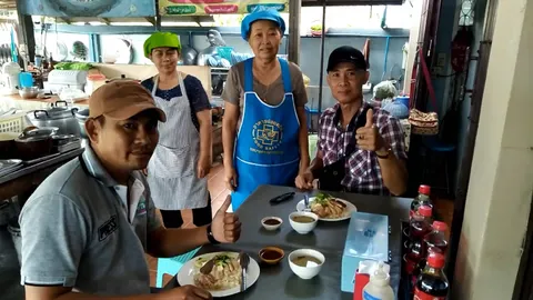 ขายดีได้วันละกว่า 5 พัน! ข้าวมันไก่เพ็ญพะเยา ของแท้ต้องห่อใบตอง