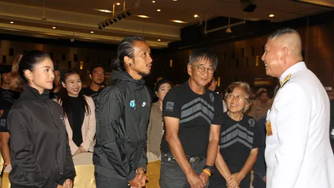 น้ำตาคลอเบ้า ‘ตูน-ก้อย’ ปีติ รับของพระราชทาน มีรับสั่งเป็นกำลังใจ