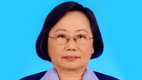 'รัชฎาภรณ์' ป้อง 'มาร์ค' งัด 2 ข้อความโชว์ไลน์ เกณฑ์คนตอบ 6 คำถามนายกฯ