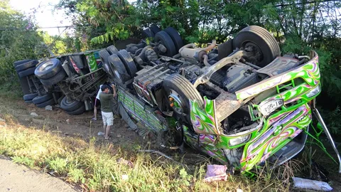 รถพ่วงบรรทุกข้าวเปลือก คว่ำลงข้างทางเทกระจาด 30 ตัน เหตุยางระเบิด2เส้น