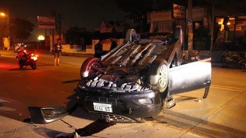 ไม่อยากจะด่า! เมาขับ เล่นมือถือ ชนคว่ำตีลังกา ทำชาวบ้านเดือดร้อน 