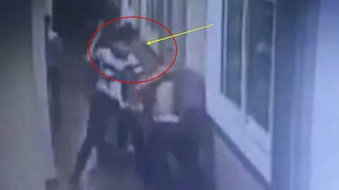 เปิดคลิป 4 โจ๋ รุมยำ คว้าอีโต้สับร่างอริ สาหัส ปมก่อกวนสาวที่หมายปอง 