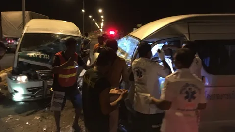 หักหลบ จยย. รถตู้พุ่งข้ามเลน ชนรถตู้โดยสาร เจ็บ 6 พระครูสาหัส