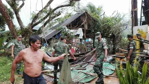 พายุพัดถล่มเกาะช้าง บ้านสลักคอกอ่วมหนัก ต้นไม้หักโค่นขวางถนน
