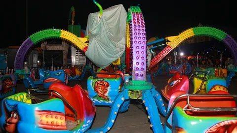 คลิปวินาทีระทึก!เครื่องเล่นปลาหมึกงานกาชาดปากน้ำหัก ทำสาวร้องเสียงหลง