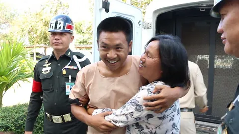 ศาลทหารเบิกตัว ‘ไผ่ ดาวดิน’ สืบพยานโจทก์ ใบหน้าเปื้อนยิ้มโผกอดแม่