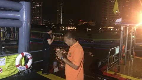 ระทึก!! เรือเฉี่ยวชนกลางเจ้าพระยา ช่วงท่าสาทร โชคดีไร้เจ็บ