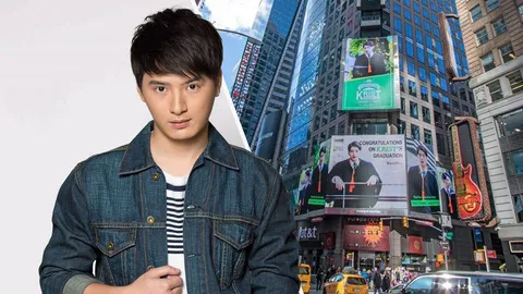 “คริส” ตกใจ! ป้ายยินดีเรียนจบบนบิลบอร์ดไทม์สแควร์