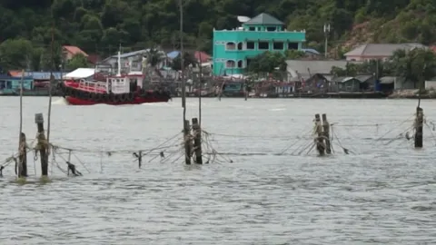 ชาวประมงสงขลา แหกกฎ! สร้างโพงพางกลางทะเล ขวางแพข้ามฟาก