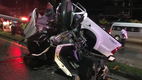 ไม่เหลือเค้าเดิม! หนุ่มภูเก็ตขับกระบะลื่นเสียหลัก อัดเสาไฟดับคาที่