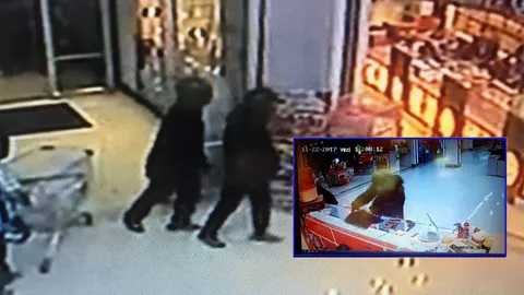 3 โจรชุดดำ ควงปืนบุกปล้นร้านทอง กลางห้างเมืองชล กวาดไป 535 บาท (คลิป)