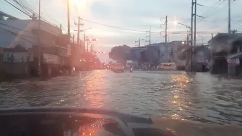 เพชรบุรีท่วมทั้งเมือง ร.ร.ปิดแล้วทุกแห่ง ถนนเข้า กทม.รถติดยาว