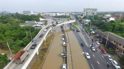 ถ.เพชรเกษม ขาเข้า กทม.ติดหนัก เหตุน้ำท่วมเพชรบุรี ยังไม่มีทีท่าจะลด
