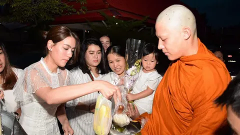 ใส่บาตรพระหมาก