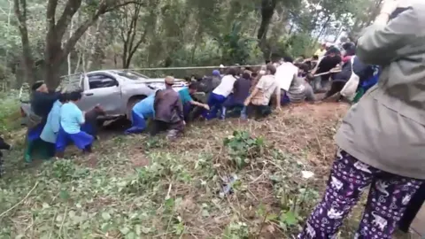 เปิดภาพประทับใจ! ชาวม้งนับร้อยช่วยกันดึงกระบะตกเขา เห็นแล้วน้ำตาซึม 