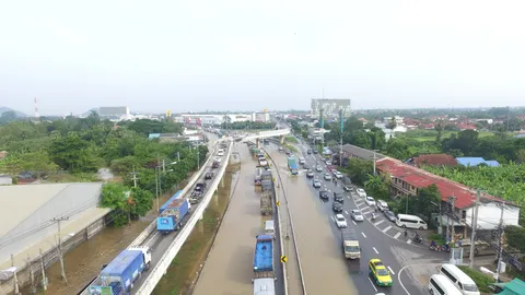 น้ำท่วมเมืองเพชรขยายวง 3 อำเภออ่วม จราจรหน้าห้างบิ๊กซี ติดหนึบ