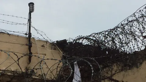 2 นักโทษชาย คดียาเสพติด-ลักทรัพย์ ปีนรั้วแหกเรือนจำเพชรบุรี หนี 