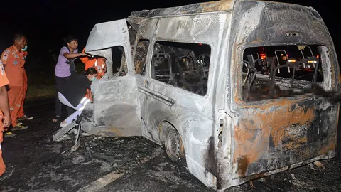 ชนไฟคลอก14ศพ รถตู้ก่อเหตุสยอง ขนต่างด้าวทำวีซ่า หลับในชนสิบล้อ