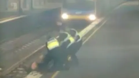 หวาดเสียว! ตำรวจออสซี่ช่วยสาวเมาตกรางรถไฟ รอดโดนม้าเหล็กขยี้หวุดหวิด (คลิป)