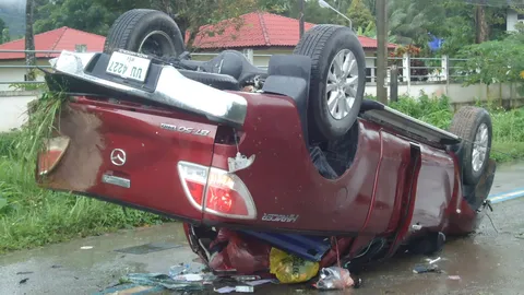 ปิกอัพลงเขาพับผ้านาโยง เจอฝนตก-น้ำมันหกบนถนน พลิกหงายท้องล้อชี้ฟ้า 