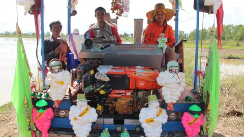 ฮือฮา ไอ้หนุ่มรถไถ ติดตุ๊กตาหน้ารถ ตั้งชื่อ ‘เจ้ามีจะกิน’ งานเข้าตรึม 