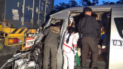 อีกแล้ว รถตู้หลับใน เสยท้ายเทรลเลอร์ ทัวร์ครอบครัว บาดเจ็บ 12 คน 