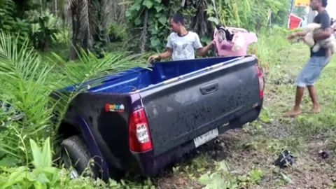   หวิดตายหมู่...รถกระบะโดนปาดหน้า เสียหลักชนเสาไฟฟ้าแรงสูง ขาด 2 ท่อน 