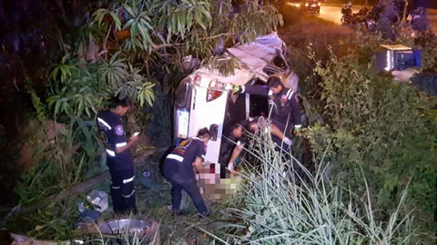 หนุ่มไทยพาสาวลาวซิ่ง ปิกอัพแหกโค้ง 100 ศพ ดับ 1 สาหัส 4 