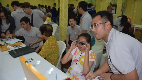 ตัดแว่นฟรี ทำดีเพื่อพ่อ ช่วยผู้ด้อยโอกาส 600 คน ได้กลับมามองเห็นชัด  