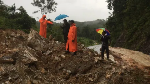 สงขลาฝนตกหนัก ดินถล่มขวางถนน เส้นทางเชื่อมสะบ้าย้อย-เทพา ถูกตัดขาด