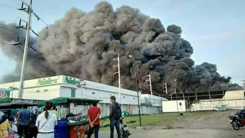 ไฟไหม้โรงงานโออิชิ ในนิคมฯนวนคร ควบคุมเพลิงได้แล้ว ไร้คนเจ็บตาย (คลิป)