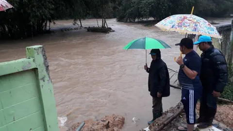 ยะลาฝนตกต่อเนื่อง รุดช่วยยาย 102 ปีหนีน้ำ หนุ่มหาปลาจมตาย 1