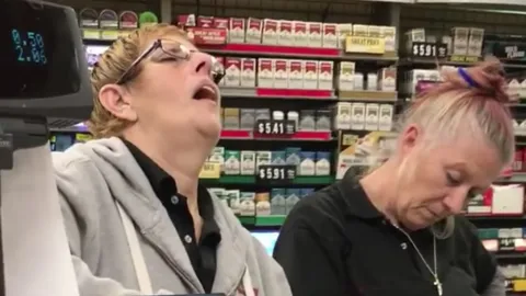 ง่วงก็พักเถอะ! 2 แคชเชียร์คิดเงินอยู่ดีๆ หลับกลางอากาศเฉย (คลิป)