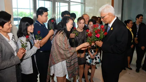 ‘สุวพันธุ์’ อำลาตำแหน่ง รมว.ยธ. ทักทาย ขรก. รับมอบกุหลาบแดงส่งท้าย