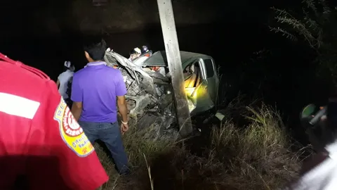 โคราช หนุ่มขับรถเครน ซิ่งรถกระบะ ชนสนั่นเสาไฟฟ้า รถพังยับ ดับคาที่