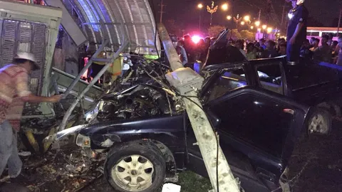 ซิ่งท้านรก! กระบะเมืองคอนขับแข่งกันเสียหลักชนวินาศ ดับ 2 สาหัส 1