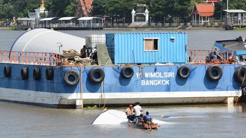 ยังกู้ไม่ได้ เรือบรรทุกเสากังหันลม ดิ่งเจ้าพระยา ดำน้ำดูไม่พบรอยแตก