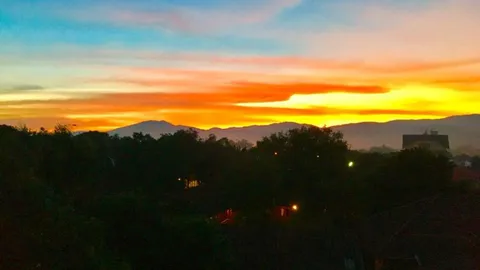 เชียงราย แห่แชร์ภาพ ท้องฟ้าสีแดง ช่วงอาทิตย์ตกดิน โบราณเชื่อ อากาศจะดี