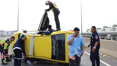 ระทึก! แท็กซี่คว่ำบนโทลล์เวย์! โชเฟอร์อ้างโดนเบียด 2 สาวยุ่นเจ็บ