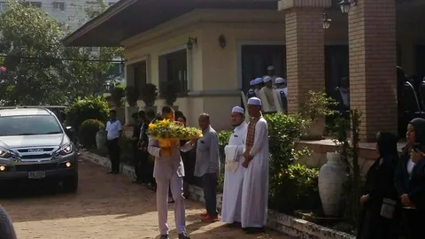 ร.10 โปรดเกล้าฯ ดินพระราชทานและพวงมาลาเคารพศพ ดร.สุรินทร์ พิศสุวรรณ