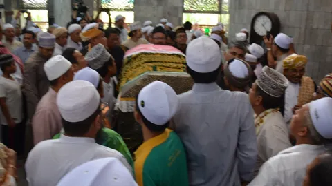 เคลื่อนร่าง 'ดร.สุรินทร์' ละหมาดญะนาซะฮฺ ก่อนฝังที่กุโบร์