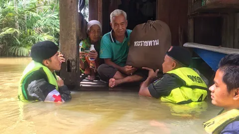 ห่วงใย! ตชด.ลุยน้ำนำสิ่งของพระราชทาน มอบให้ผู้ประสบภัยน้ำท่วมนราธิวาส