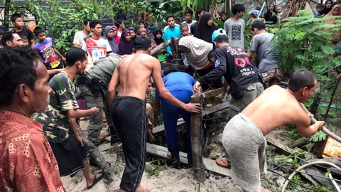 หนุ่มทำรั้วกั้นป้องกันคนตกบ่อ พลาดลื่นร่างร่วงลงไป กลายเป็นศพ