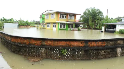 นราธิวาสอ่วม! แม่น้ำสุไหงโก-ลก น้ำล้นตลิ่ง ท่วมแล้ว 8 ตำบล