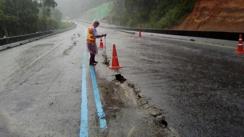 ระวังขับขี่เส้นทางเขาพับผ้า ขาเข้าตรัง ผิวจราจรทรุด แยกเป็นร่องลึก